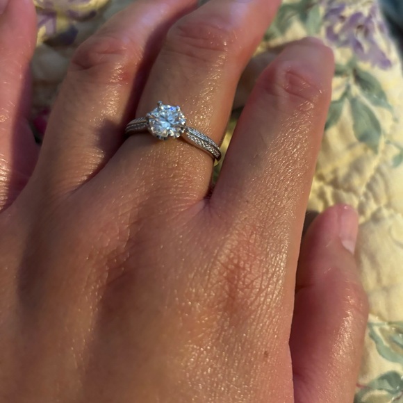 925 Sterling Silver Ring with Moissanite Gemstone - Picture 4 of 4